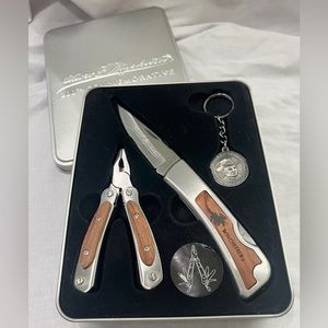 Winchester pocketknife & multi tool commemorative set in collectors tin